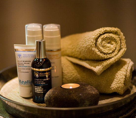 Produits de soins et bougie de relaxation pour soins esthétiques et bien-être en institut