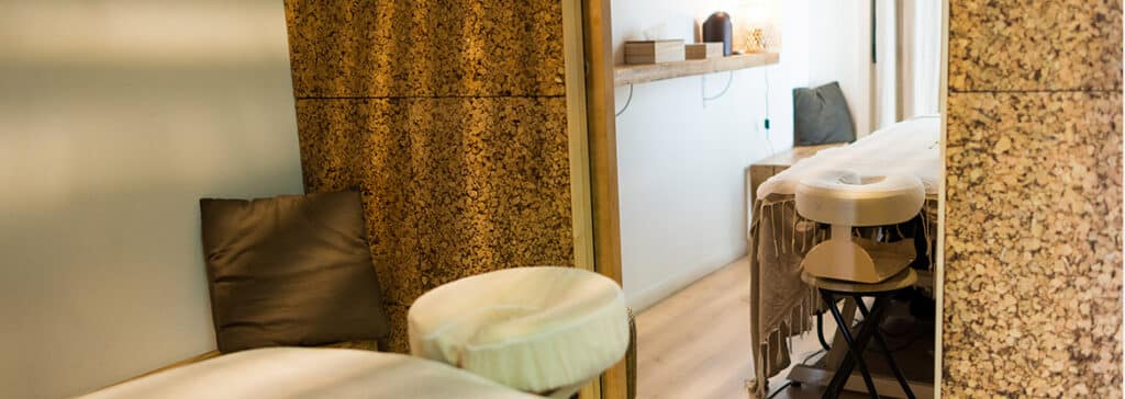 Cabines de massage aménagées pour les soins bien-être en institut d’esthétique