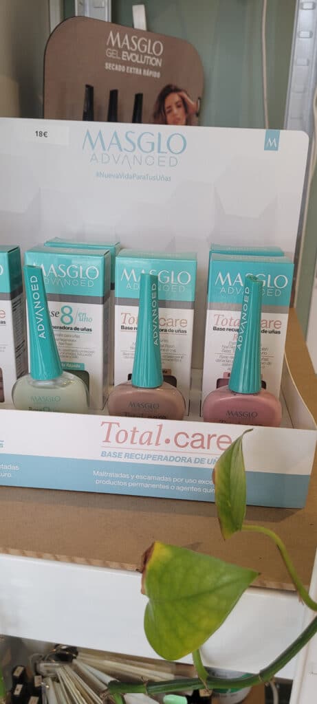 Présentoir de vernis Masglo Advanced Total Care avec trois bases récupératrices pour ongles abîmés.